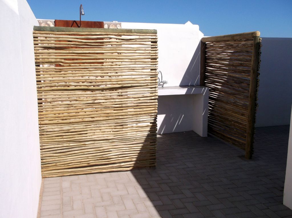 Outdoor shower screen of latte